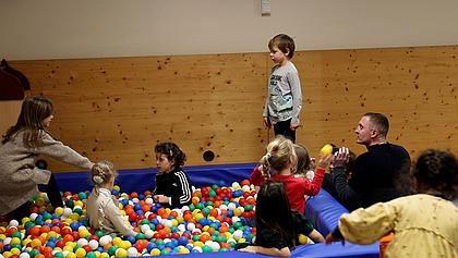 Die Kinder im Kindergarten St. Nikolaus in Lenting beim spielen im Rhytmikraum. Foto: Johannes Heim/pde