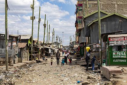 Die Seelsorge in der Großstadt, wie hier in den Slums von Nairobi, thematisiert das päpstliche Missionswerk missio bei der diesjährigen Kampagne zum Weltmissionssonntag. Foto: Norbert Staudt/pde